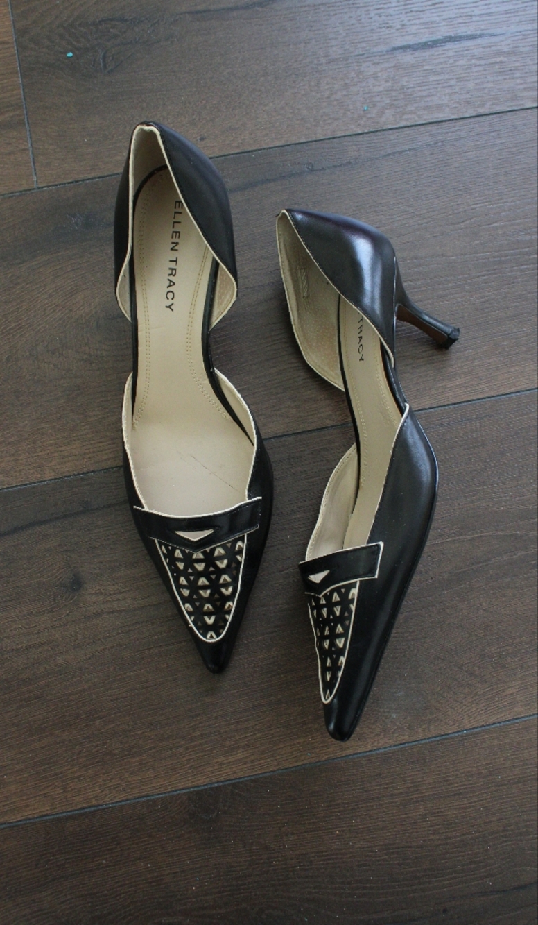 Ellen Tracy Black Pointed-Toe Kitten Heel Pumps